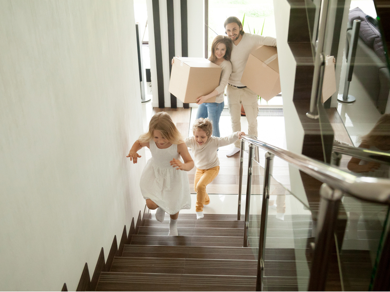 Obitelj useljava u novi dom